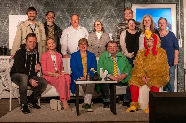 Die Theatergruppe Geldersheim, hinten von links nach rechts: Michael Full, Bettina Pfister, Andreas Hübner, Liss Full, Jan Gobba, Julia Röder, Stefanie Barthel und Rosi Huppmann. Vorne von links nach rechts: Martin Schlör, Edith Hübner, Margot Neubauer, Georg Huppmann und Ilona Hoffart.